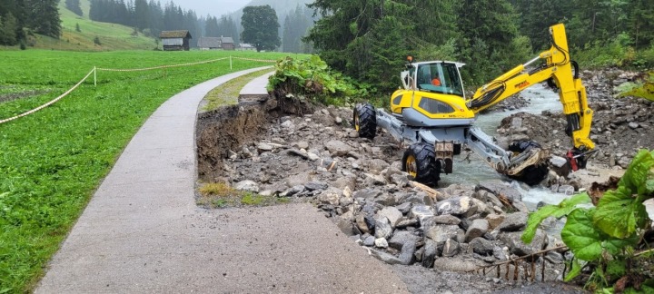 Oberhalb von Turbach hat der Turpachbach einen halben Weg in die Tiefe gerissen. Die Auffüllarbeiten sind in Gange. (Foto: Sonja Wolf)