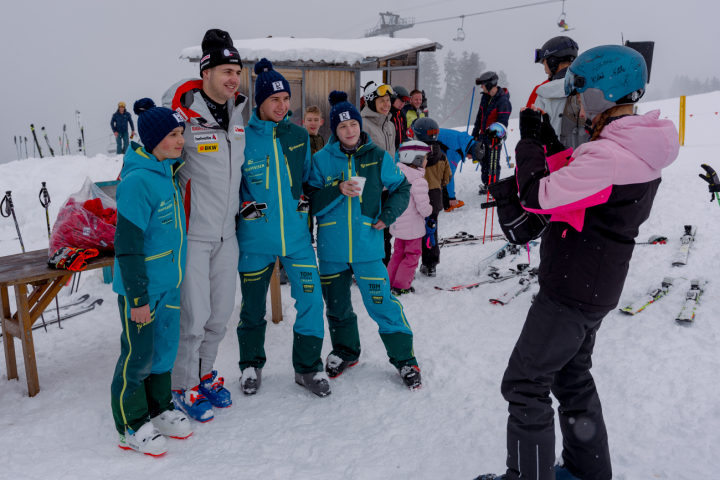 Nach seinem Lauf nahm sich Lars Rösti für alle Zeit und lächelte auf vielen Fotos. Die Fans genossen die Zeit mit dem Weltcupfahrer. (Fotos: Marco Minnig)