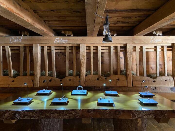 Zeitgenössischer Kunstschmuck von Nicolas Christol. Sein Herangehen mit Schiesspulver demonstrierte er auch vor dem Ausstellungsraum im Schnee – mit einer kleinen Explosion und einem lauten Knall! Fotos: zvg