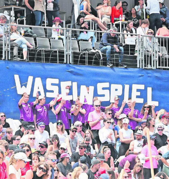 Sie beweisen an jedem Gstaader Beachvolleyballturnier Fantasie und Sprachgefühl: die Küderpesches und ihre Buchstaben. FOTOS: JENNY STERCHI