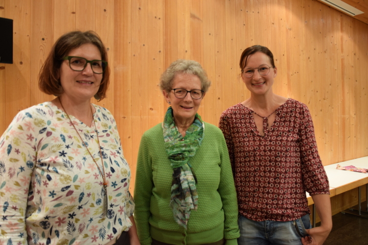 Vereinspräsidentin Esther Weissen, flankiert von ihrer Nachfolgerin Sandra Klopfenstein (links) und der neuen Kassierin Karin Müller- von Känel (rechts). (Foto: AvS)