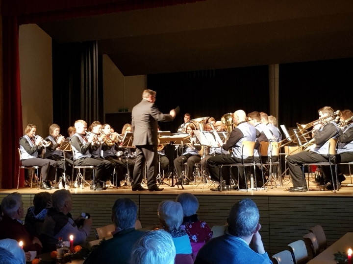Die Brass Band «Harmonie» Saanen gab zu Ehren der Jubilare ein Konzert. (Fotos: Eugen Dornbierer-Hauswirth)