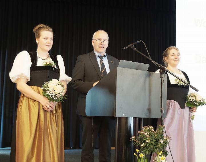 Martin Steinmann, Präsident des Berner Schiesssportverbandes, machte Mitgliederwerbung. Er wurde umrahmt von den beiden Ehrendamen Sibylle Trummer und Sabrina Kurzen (v.l.). FOTO: MARCEL MARMET