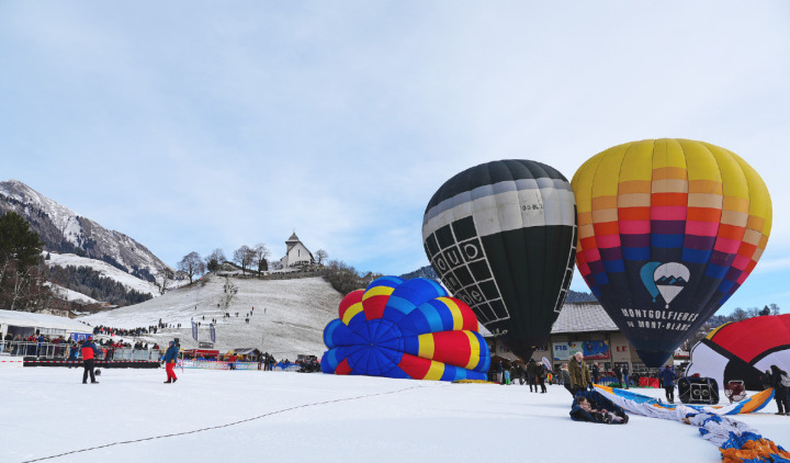 Bevor die Ballone abheben, wird am Startplatz von Château-d’Œx koordiniert, geprüft und gewartet. Erst wenn Wetter, Luftraum und Abläufe stimmen, beginnt das eigentliche Schauspiel am Himmel. FOTOS: SONJA WOLF Bevor die Ballone abheben, wird am Startplatz von Château-d’Œx koordiniert, geprüft und gewartet. Erst wenn Wetter, Luftraum und Abläufe stimmen, beginnt das eigentliche Schauspiel am Himmel. FOTOS: SONJA WOLF