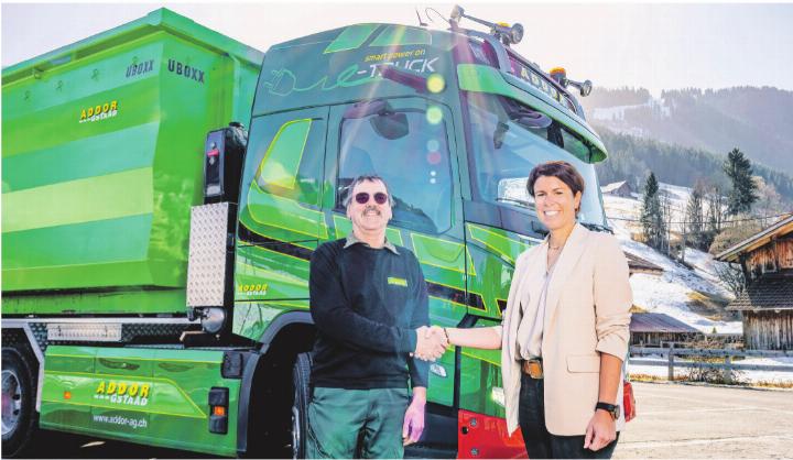 Daniela Addor bei der Übergabe des neuen E-Lastwagens an Chauffeur Marcel Reichenbach. 
FOTOS: ZVG