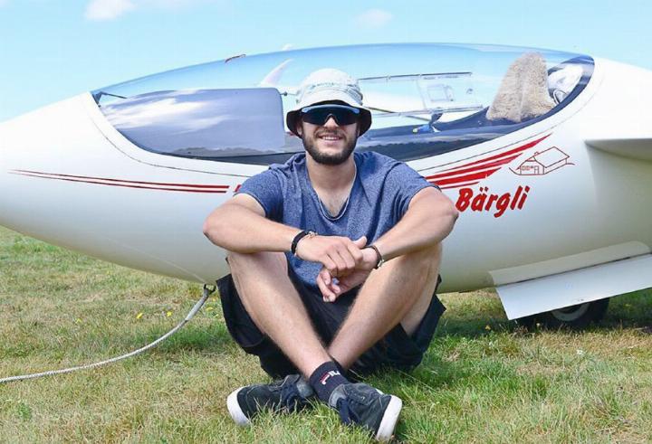Yves Müller vor dem Siegerflugzeug, das den Namen der Familienalp trägt.