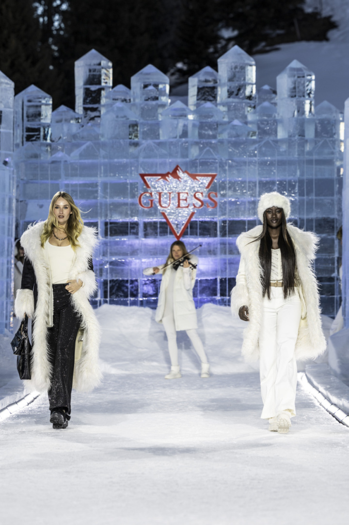 Ein Catwalk ganz aus Eis. Die Models traten aus transparenten, kristallinen Strukturen, die an Mineralien und Quarzformationen erinnern. Umrahmt wurde die Show von einem Live-Auftritt der E-Violinistin Laura Zimmermann (Mitte). Foto: guess