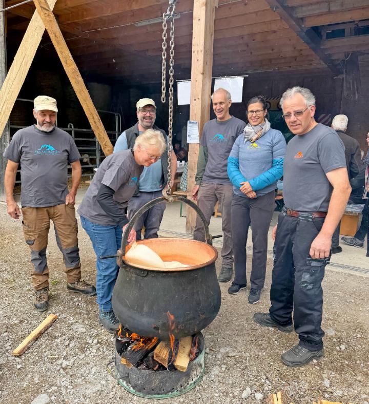 Gut gelaunter Abländschner Dorfvorstand: v.l. Armin Poschung, Patrick Jäger, Martin Stocker, Geraldine Rolle und Hans-Peter Dänzer. Vorne beim Käsekessel: Heidi Dänzer. FOTOS: TINA DOSOT