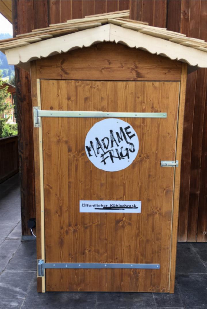 Kühlschränke «Madame Frigo» sind stationiert beim Kirchgemeindehaus in Gstaad…
