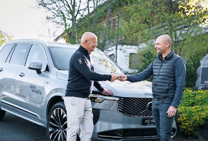 V.l. Patrik Leuenberger, Club Manager Golfclub Gstaad-Saanenland, und Thomas Kaufmann, Inhaber und Geschäftsführer Volvo Cars Thun. FOTO: ZVG