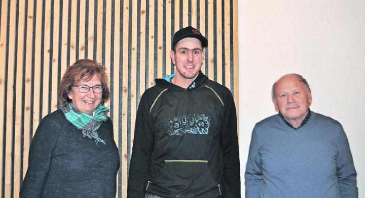 René Burri (Bildmitte) wurde als Materialchef neu in den Vorstand gewählt. Brigitte und Hans-Jörg Zahnd wurden für 25 Jahre Skiclub Schönried geehrt. FOTOS: ZVG