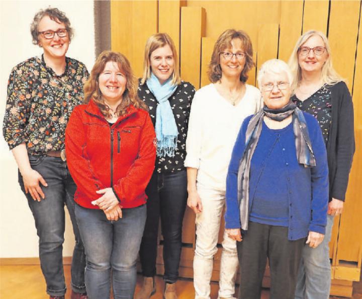 Der Vorstand mit Stellenvermittlerin Lisa Zeller (Dritte von links): v.l. Sekretärin Denise Minnig aus Oberwil, Kassierin Andrea Jorns aus Iseltwald, Präsidentin Veronika Maurer aus Spiez sowie die beiden Beisitzerinnen Madlen Leuenberger aus Thun und Kerstin Kopp aus Zweisimmen. FOTO: ZVG