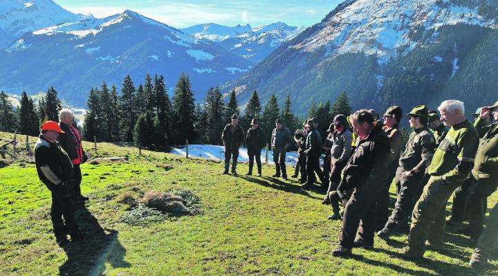 Die Teilnehmenden der ersten organisierten Schwarzwildjagd versammelten sich um die erlegte Bache.