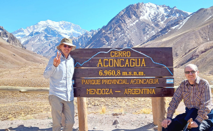Stefan (rechts) und Martin Gurtner im Gebiet des Aconcaguas, des höchsten Bergs Südamerikas. FOTO: ZVG