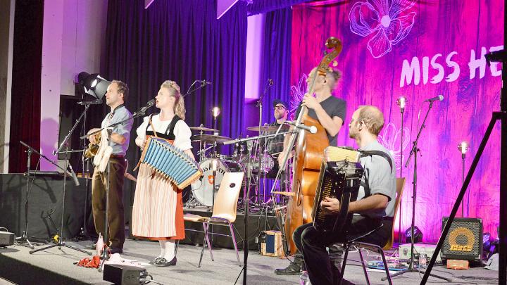 Miss Helvetia begeisterte mit ihrer Band das Publikum in Zweisimmen. FOTOS: SIMON HEFTI