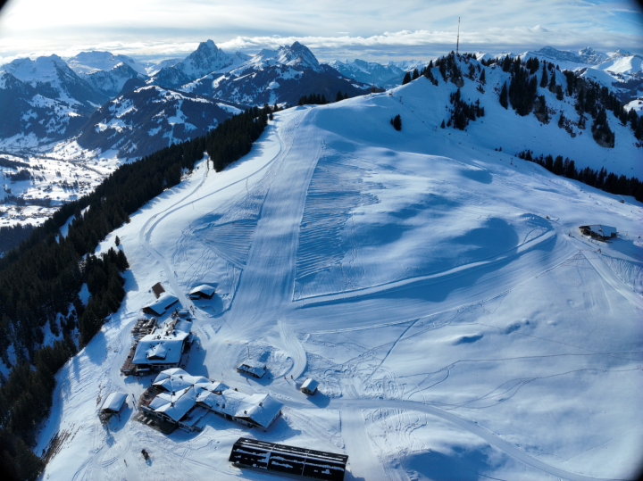Am Montag ist es auf dem Hornberg in Saanenmöser im Kreuzungsbereich mit einem Winterwanderweg zu einer Kollision zwischen einer Fussgängerin und einem Snowboarder gekommen. (Foto: Kapo Bern)