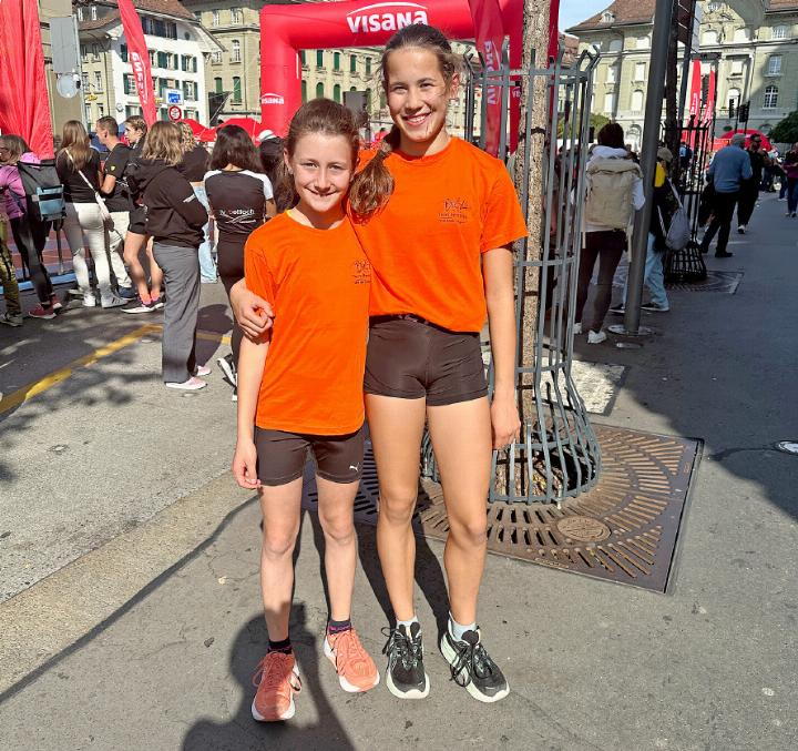 Nora Huwiler (links) und Leonie Steffen auf dem Bundesplatz in Bern.