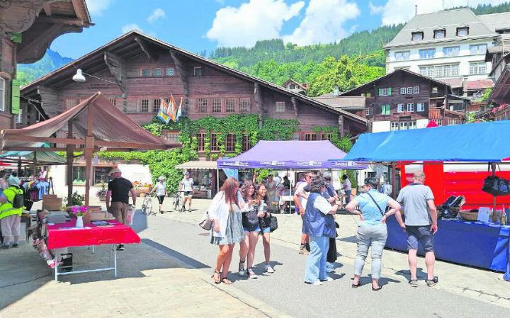 Viele «gluschtige» Süssigkeiten hatte der Frauenverein Saanen im Angebot und die Kinder bastelten mit Hingabe Laternli mit unzähligen lustigen Sujets.