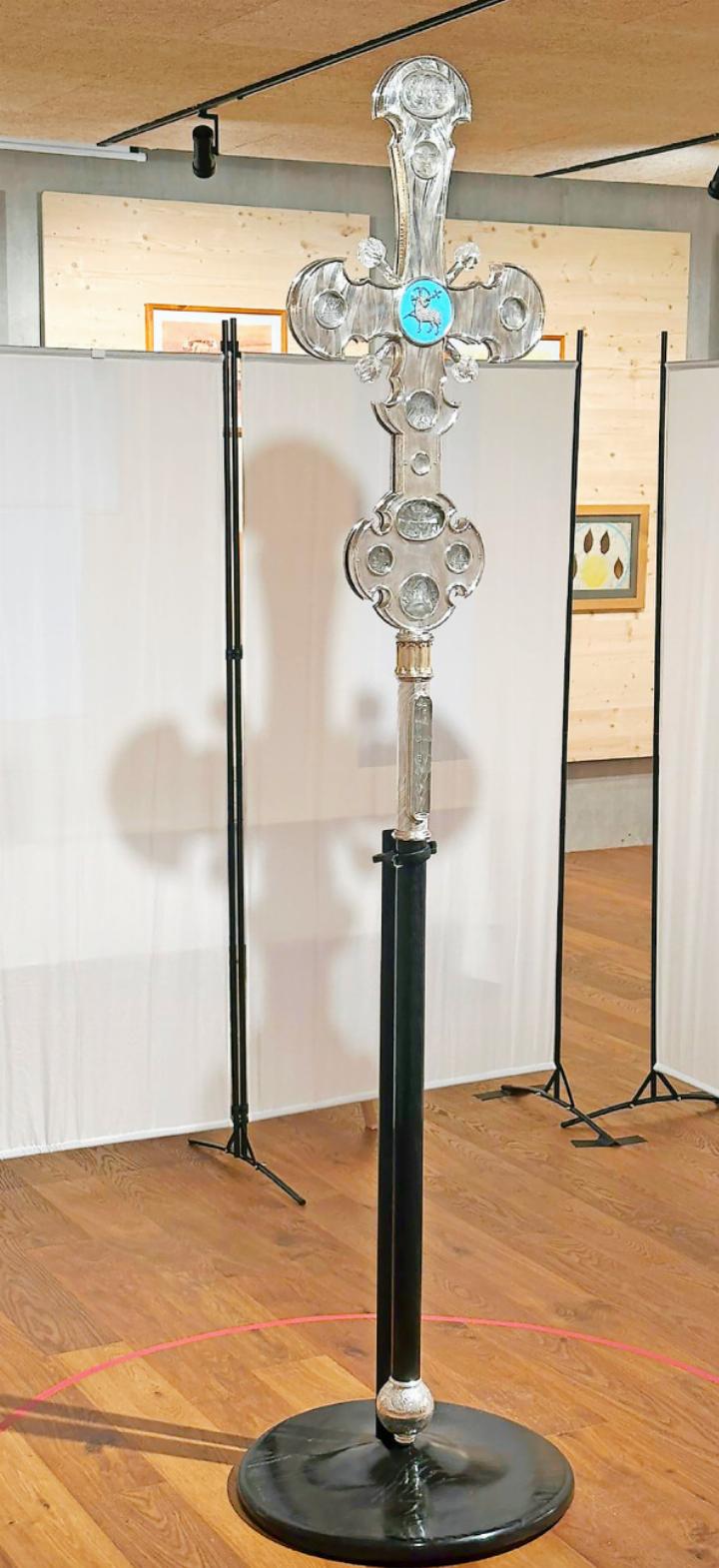 Über 58 Jahre arbeitete der Künstler an diesem Kreuz: ein Symbol für die Ver bindung von Kunst und Glaube. FOTOS:ZVG
