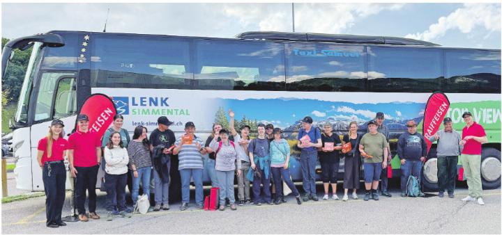 Team der Bergquelle und Raiffeisenbank Obersimmental-Saanenland beim Cailler Museum in Broc.