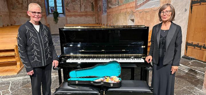 Ada van der Vlist Walker (links) und Mila Artemieva vor dem neuen Bechstein-Klavier in der Mauritiuskirche Saanen.