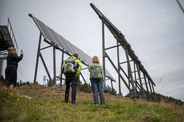 Der Prototyp auf dem Hornberg, begutachtet von Besuchenden der damaligen Einweihungsfeier. (Foto: Solsarine)