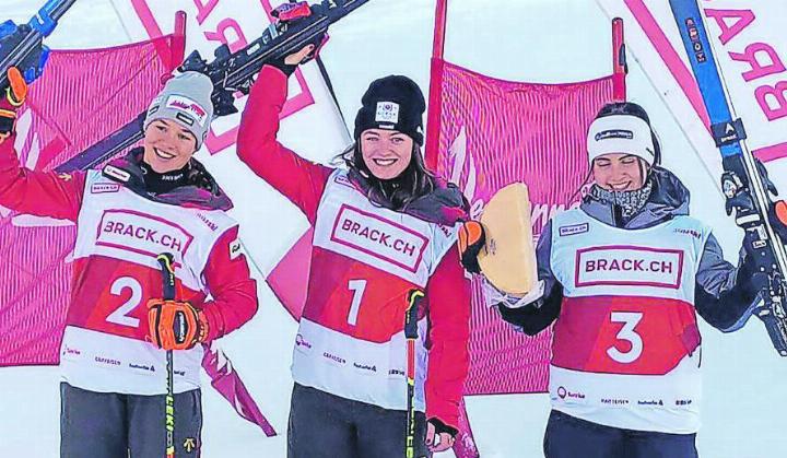 Im Riesenslalom vom 20. Dezember siegte Sue Piller (Mitte) vor Dania Allenbach (links). FOTO: ZVG