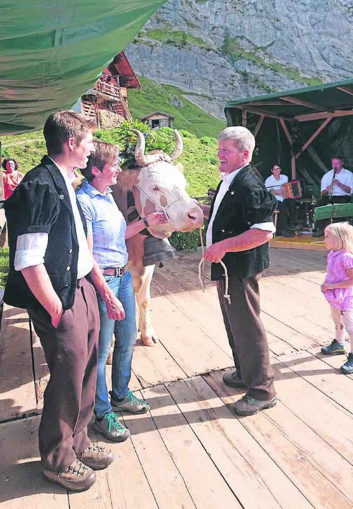 Blatti Sufsunntig 2023, geschmückte Meisterkuh auf dem Tanzboden mit der Besitzerfamilie Perreten.