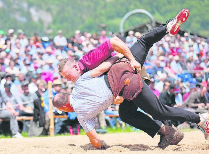 Annen Dominic gegen Rolli Martin am Oberländischen Schwingfest. FOTO: ZVG