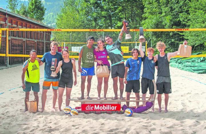 Am vergangenen Samstag wurde die fünfte Ausgabe des Kuederpesches Beachvolleyballturniers ausgetragen. Es siegte das «One Team One Dream» (Mitte) vor «Milchschoggimelange» (links) und «Mis lieblings Team» (rechts). Bericht Seite 6 FOTO: LIV STAUB Am vergangenen Samstag wurde die fünfte Ausgabe des Kuederpesches Beachvolleyballturniers ausgetragen. Es siegte das «One Team One Dream» (Mitte) vor «Milchschoggimelange» (links) und «Mis lieblings Team» (rechts). Bericht Seite 6 FOTO: LIV STAUB
