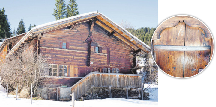 Das vermutlich in den 1450er-Jahren erbaute Heidenhaus in der Lauenen – so genannt wegen des Heidenkreuzes an der Giebelwand – ist das älteste Haus des Saanenlandes. Im Kreis rechts: Das gotische Spitzbogenmotiv des Türsturzes über der Eingangstür ist typisch für diese Bauepoche.   FOTOS: MARTIN GURTNER-DUPERREX