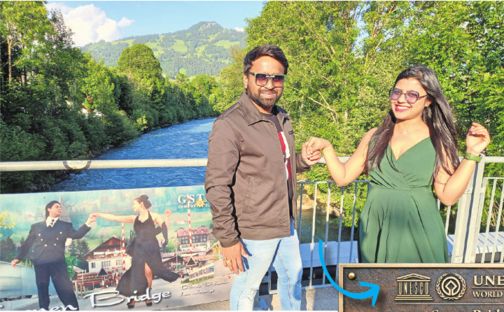 Seit über 30 Jahren läuft derBollywood-Klassiker in einem Kino inMumbai und fast genauso lange pilgern schon indische Touristen nachSaanen, um die berühmte Szene nachzustellen.   FOTO: ARCHIV/MARTIN GURTNER-DUPERREX