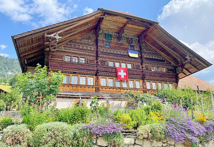 Das historische Vennerhuus in Oberwil im Simmental. Unter der Birnbaumlaube der Gartenseite des Vennerhuuses befindet sich das Atelier.
FOTO: ZVG