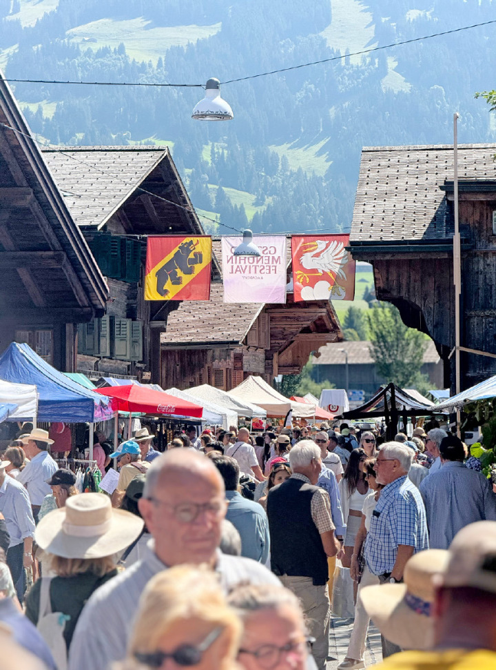 Zahlreiche Besuchende flanierten bei strahlendem Sommerwetter über die Brocante. FOTOS: JEANETTE WICHMANN