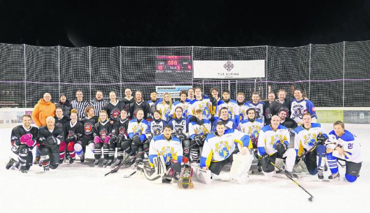 Die besten jugendlichen Eishockeyspieler:innen beider Mannschaften erhielten je ein paar Hockeyhandschuhe: v.l. Andrew Spencer (Teamleiter Mannschaft Le Rosey), Oscar Spencer, Melina Reuteler, Rolf Wenger (Captain Hockeyteam Gstaad), Christophe Gudin (Direktor Le Rosey), Nadine Friedli (General Manager The Alpina Gstaad).