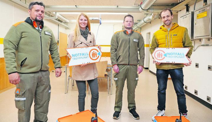 Die Funkverbindung klappt: v.l. Leutnant Christian Moor, Chef Lage im Zivilschutz; Mirjam Oertle, Abteilungsleiterin für Sicherheit und Gesundheit der Gemeinde Saanen sowie Chefin Regionales Führungsorgan (RFO) Saanen; Leutnant Joey Meyer, Chef Telematik im Zivilschutz; und Michael Zysset, Fachbereichsleiter Information des RFO Saanen. FOTO: JONATHAN SCHOPFER