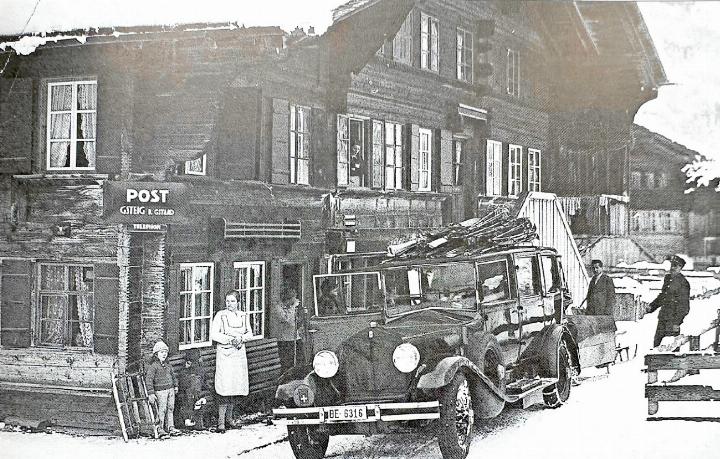 Aufnahme von 1931 des Postautos in Gsteig. FOTOS: POSTAUTO