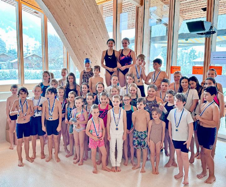 Die Schülerinnen und Schüler schwimmen wieder um die Wette. FOTO: ZVG