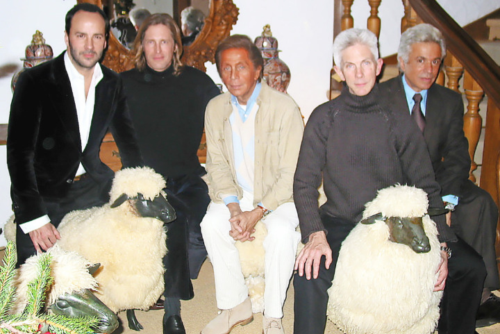 Von links: Tom Ford, Bruce Hoeksema, Valentino Garavani, Richard Buckley und Giancarlo Giammetti in Gstaad in Valentinos Chalet inmitten von Lalanne-Schafen       FOTOS: ZVG