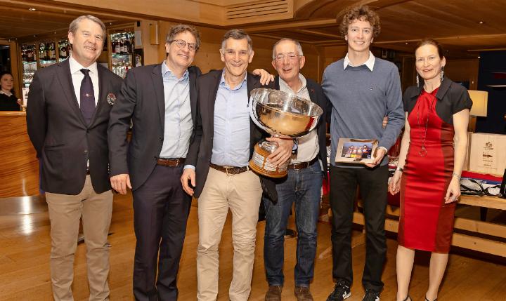 Die Gewinner des 25. GYC Interclub Ski Yachting mit der Trophäe. FOTOS: SEBASTIAN DEVENISH