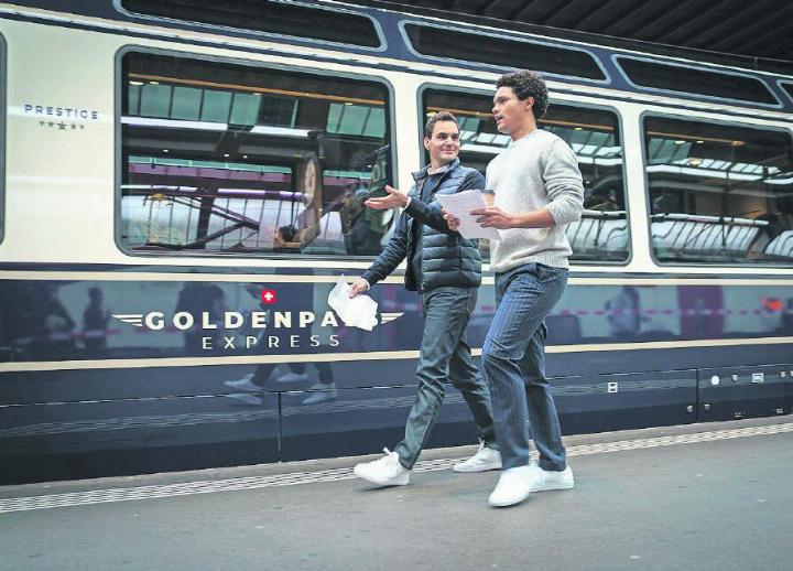 Roger Federer (links) und Trevor Noah beim Dreh des neuen Werbespots «Grand Train Tour of Switzerland» von Schweiz Tourismus. FOTO: @ SCHWEIZ TOURISMUS