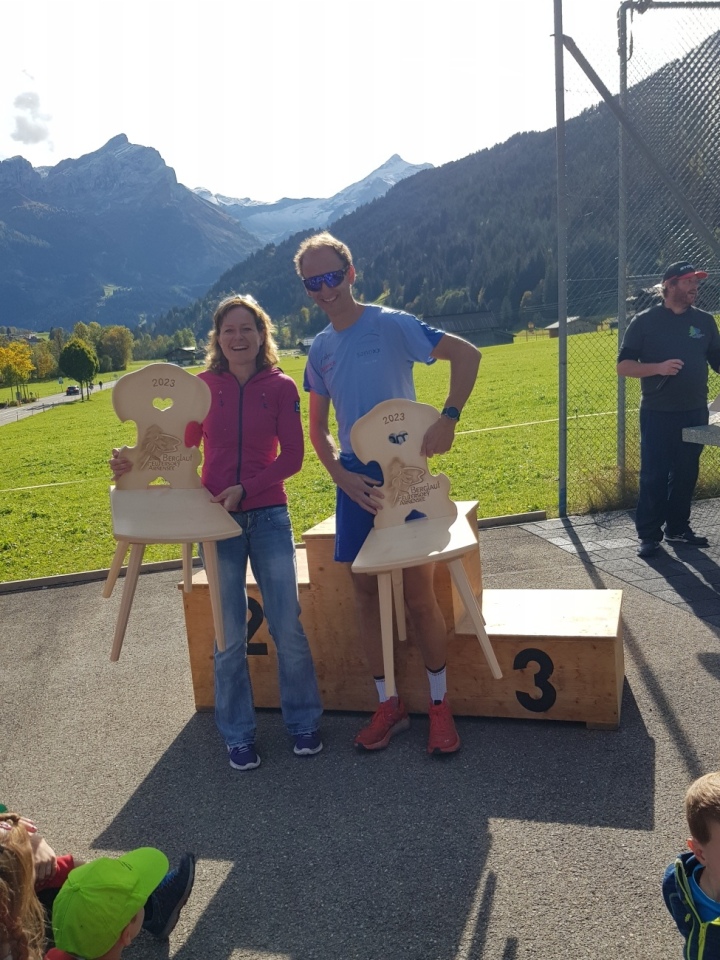 Die Tagessieger (11 km): Sonja Herrmann-Schläppi und Jonathan Schmid. (Fotos: Eugen Dornbierer-Hauswirth)