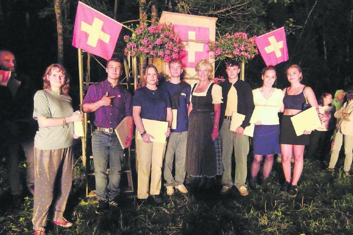 Diese jungen Menschen erhielten aus den Händen von Ruth Oehrli den Bürgerbrief: v.l. Aline Klenk, Kevin Brand, Melinda Brand, Nils Reichenbach, Ruth Oehrli, Lars Hauswirth, Corinne Reichenbach, Annabel Oehrli. FOTO: VRENI MÜLLENER