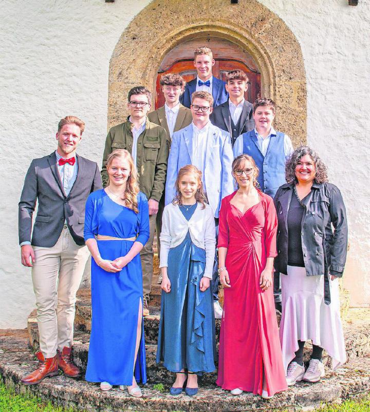 Die Lauener Konfirmand:innen: erste Reihe v.l. Simon Mösching, (Theologiestudent), Gianna Ryter, Sandrine Reichenbach, Sabrina Annen, Sandra Burri (KUW-Mitarbeiterin); zweite Reihe v.l. Luca Oehrli, Nick Hauswirth, Noah Hauswirth; dritte Reihe v.l. Lenni Bänz Klenk, Dario Brand; vierte Reihe Markus Reichenbach. FOTO: FOTOGRAFIELVIRA