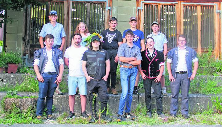 Die Klasse 2a der diplomierten Agrarpraktiker:innen mit dem Gstaader Andri Michel (hinten, Zweiter von rechts). FOTO: ZVG