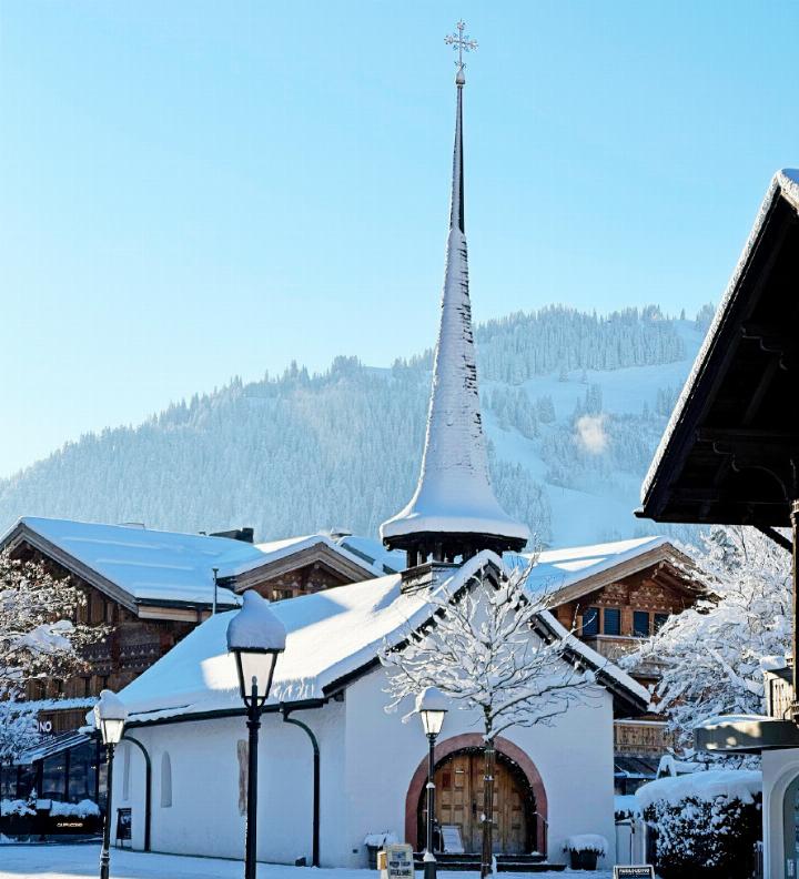 Das Kapälli Gstaad wird mit Licht und Klang in einen meditativen Raum verwandelt. FOTO: MARIANNE KELLENBERGER