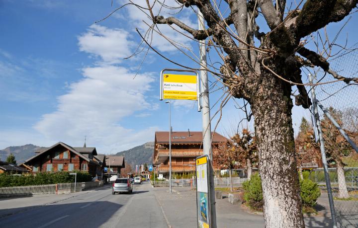 Im Saanenland gibt es Posthaltestellen, die nicht gedeckt sind.   FOTOS: PAULA MITTAG