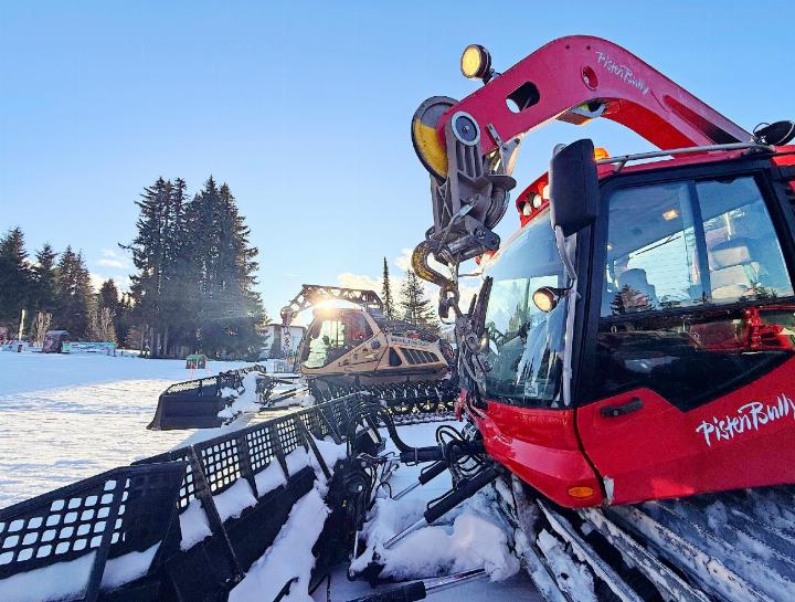 Die zwei Pistenfahrzeuge, die zur Pistenpräparierung in Saanenmöser genutzt werden: der Prinoth Leitwolf und Kässbohrer Pistenbully. FOTOS: ELISA OPPERMANN