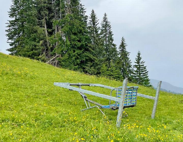 Das nicht gesicherte Sesselliftbänkli. Nach dem Unfall kippten es die Beteiligten es fürs Foto noch einmal nach hinten. FOTO: ZVG