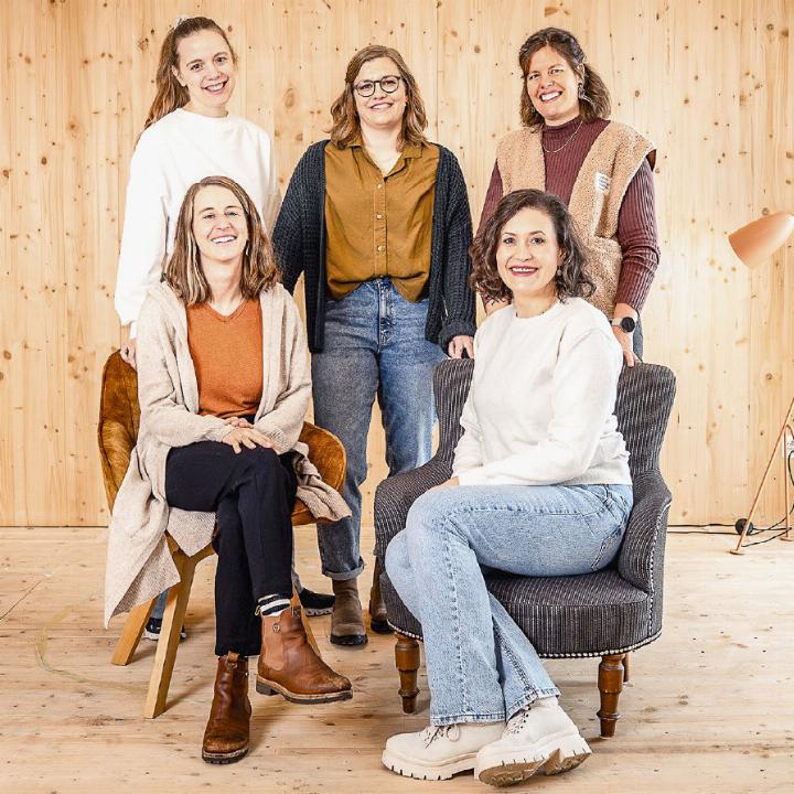 Die fünf Hebammen (hinten v. l.) Vera Boss, Anita Germann, Michelle Trachsel, sowie (vorne v.l.) Ilona Bürklin und Lidije Berisha haben klare Visionen, wie diese Räume zur Praxis umgebaut werden sollen. FOTO: ZVG/FRUTIGLÄNDER